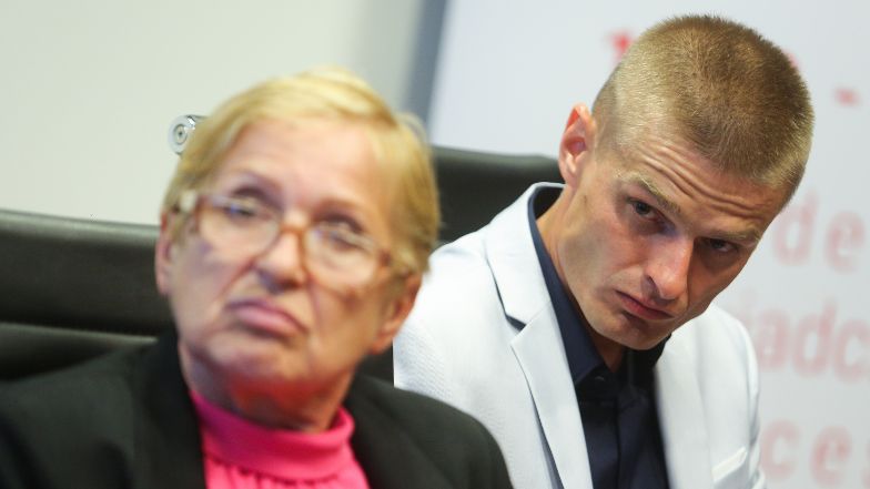 Mama Tomasza Komendy czuje się upokorzona. Ostro skomentowała decyzję prokuratury: "Zniszczyli nam życie i są bezkarni"