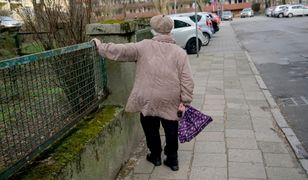 Komornik zajął 13. emeryturę. Bank tłumaczy się z blokady
