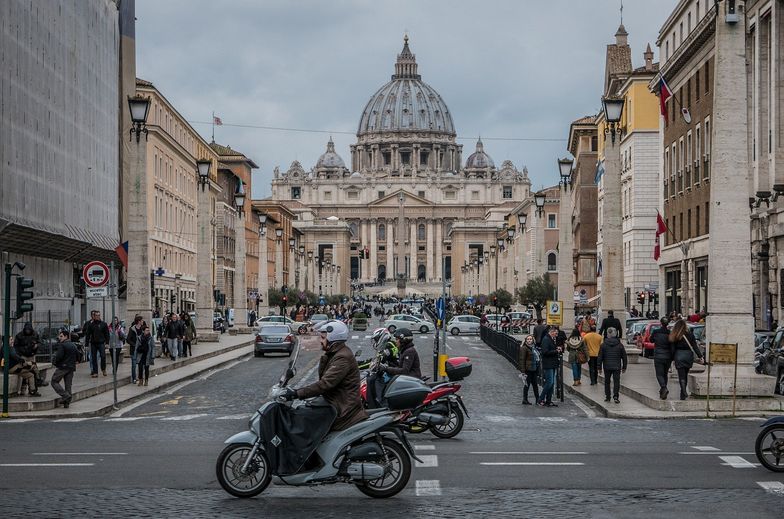 Turysta jadł lody w Rzymie. Ponad 2 tys. zł kary