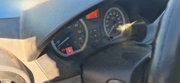 Naklejką zasłonił kontrolkę awarii. Policjanci szybko ją dostrzegli