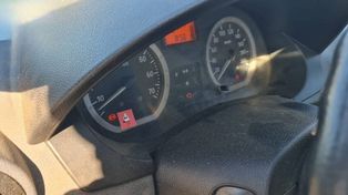 Naklejką zasłonił kontrolkę awarii. Policjanci szybko ją dostrzegli