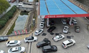 Wielkie kolejki na stacjach w Chinach. Kierowcy ruszyli po paliwo