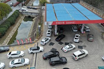 Alert w Chinach. Kierowcy ruszyli szturmem po paliwo