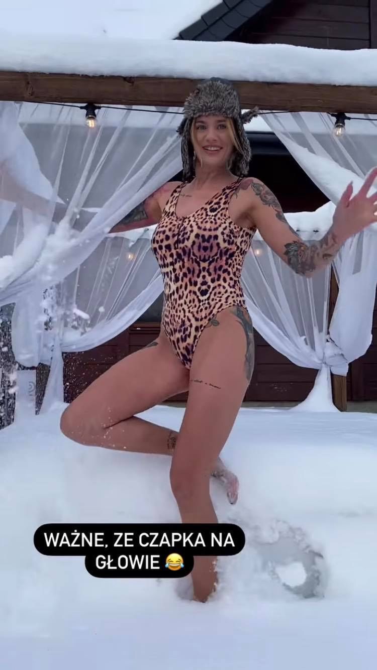 Karolina Gilon odciska pośladki w śnieżnej zaspie