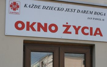 Noworodek znaleziony w Oknie Życia w Kielcach nadal w ciężkim stanie. Rzeczniczka szpitala: "Bez zmian od poniedziałku"