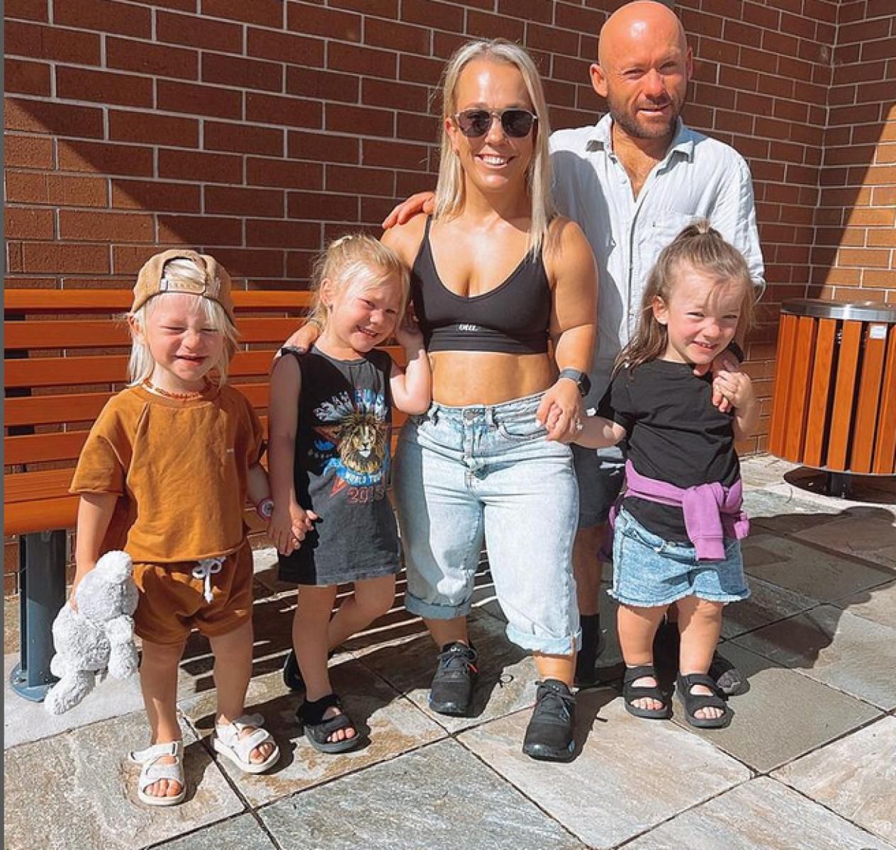 Charli i Cullen Adams z potomstwem