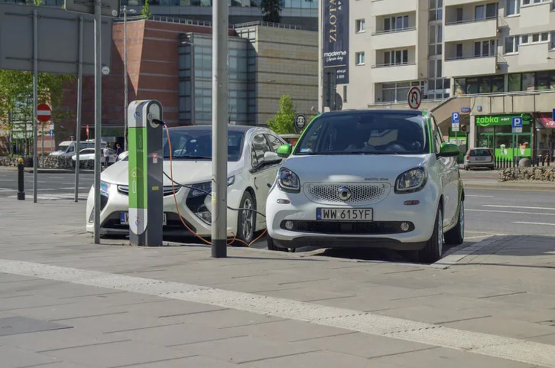 Mieliśmy być "potęgą" w dziedzinie elektromobilności. Przypominamy, jak to miało wyglądać