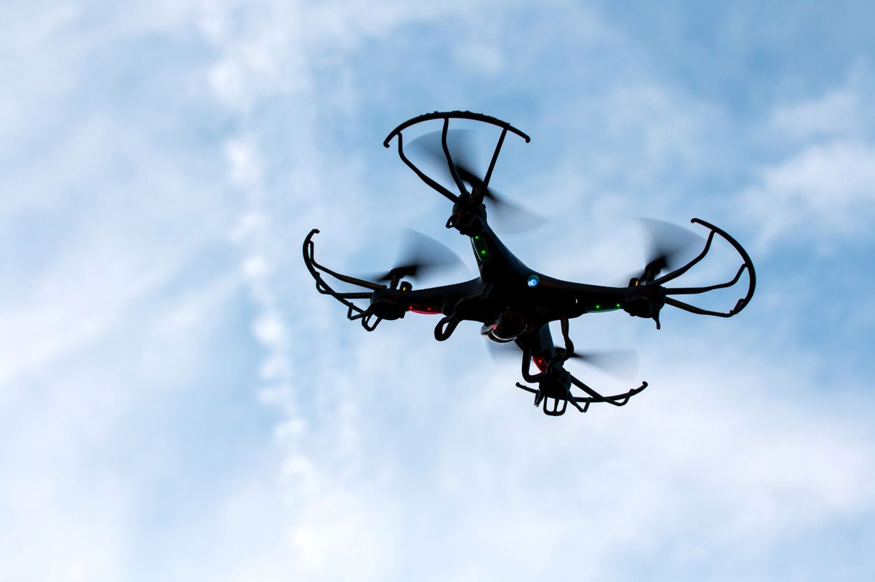 Za mniej niż 300 zł możemy kupić drona z kamerą, którą sfilmujemy świat z góry