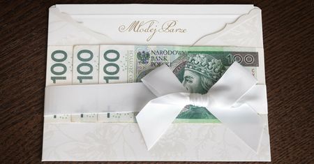 Ile włożyć do koperty na wesele? Takie kwoty obowiązują w 2026 r.