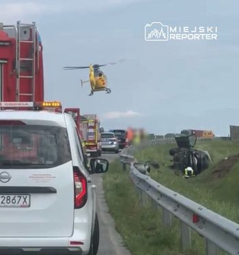 Dąbek: Dachowanie auta na trasie S7. Trzy osoby ranne