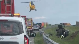 Dąbek: Dachowanie auta na trasie S7. Trzy osoby ranne