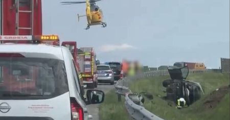 Dąbek: Dachowanie auta na trasie S7. Trzy osoby ranne