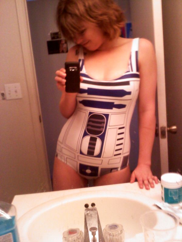 Geekowskie dziewczyny w strojach kąpielowych R2D2 [galeria] 3