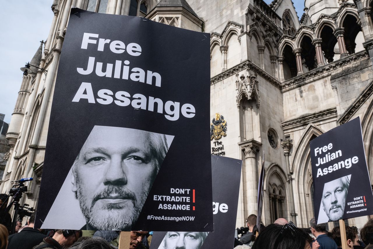 Julian Assange, Wiki Leaks founder, delays his extradition