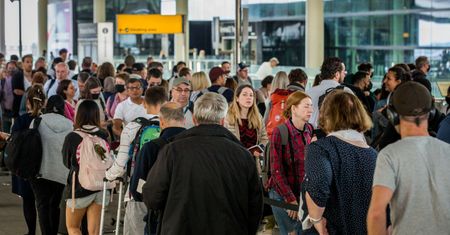 Biorą urlopy, wracają do Polski na wybory. "Boję się o oszczędności całego życia"