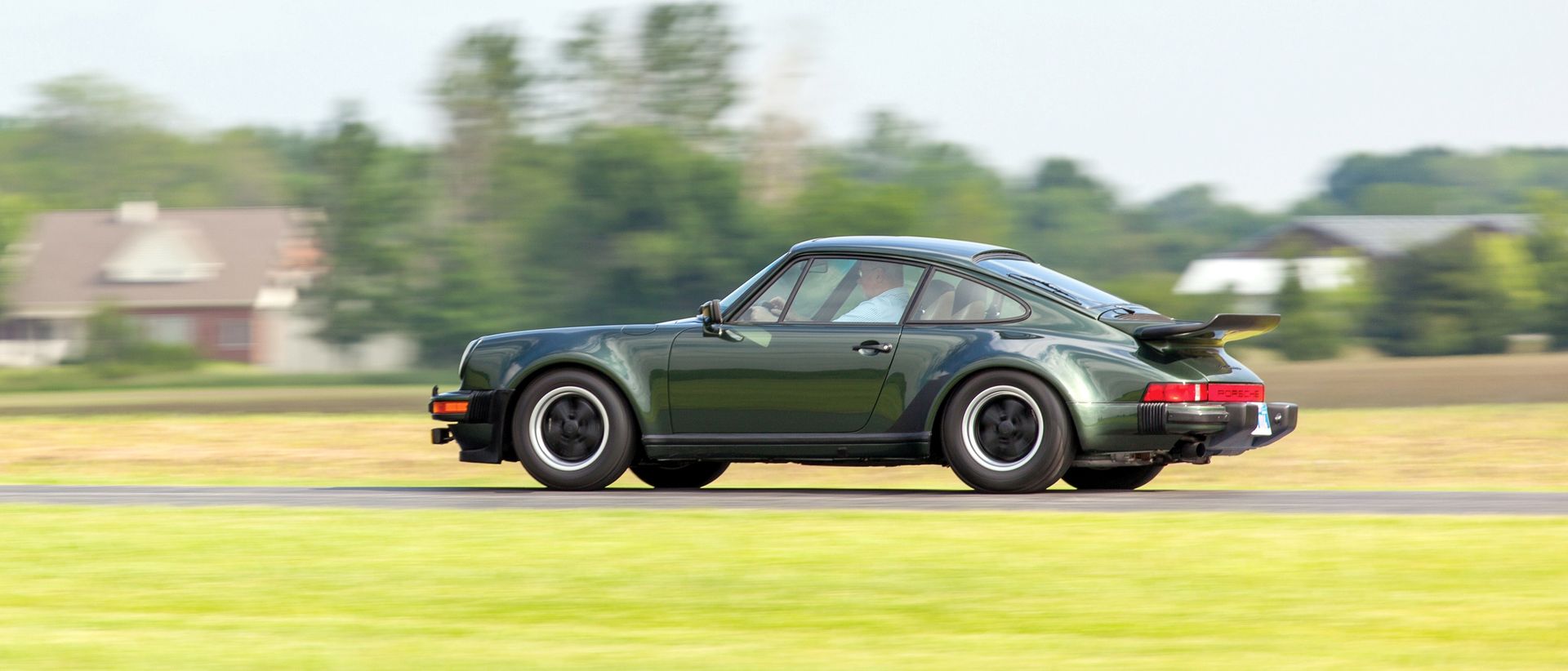 Zdjęcie prototypu Porsche 911 Turbo w wersji niemal produkcyjnej. To najsłynniejszy model na świecie, z turbo w nazwie.