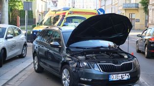 Legnica: Skoda dachowała po uderzeniu w znak i dwa samochody