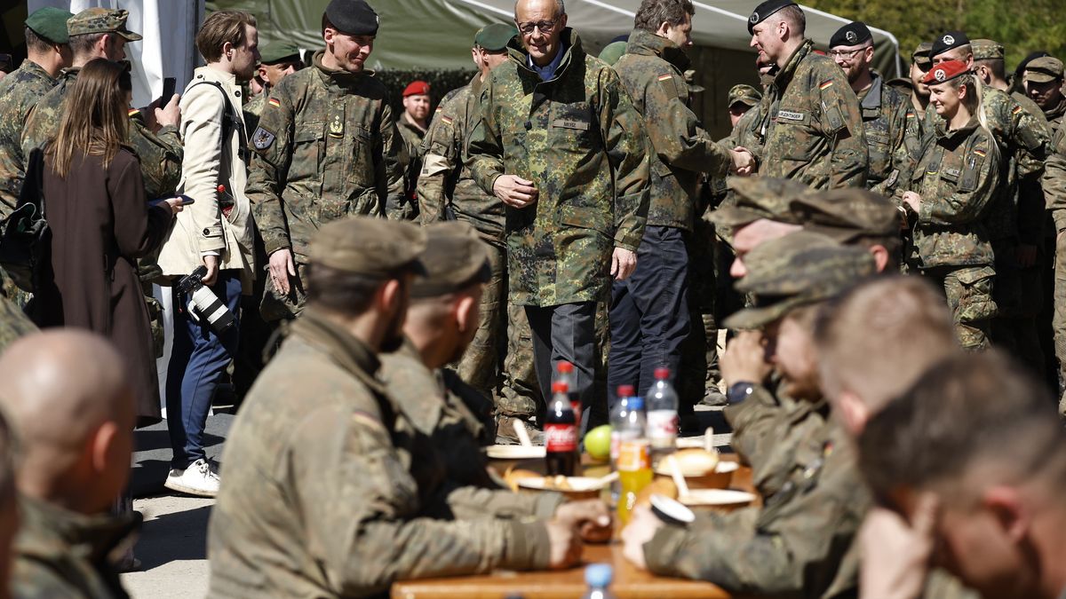 Kanclerz Niemiec Friedrich Merz podczas wizyty w ośrodku szkolenia czołgowego Bundeswehry koło Münster, 30 kwietnia 2026 r. - zdjęcie ilustracyjne
