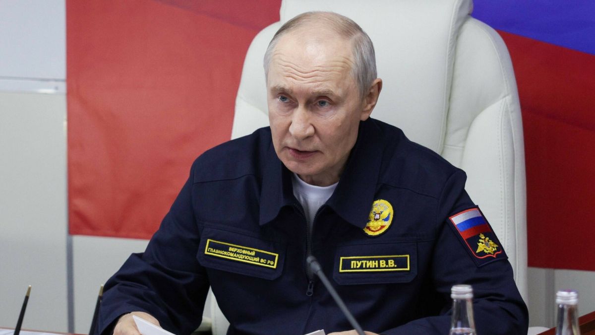 Putin odwiedzi? kr??ownik rakietowy rosyjskiej marynarki wojennej Wariag
Russia Putin Far Eastern Federal District 9220824 12.08.2026 Russian President Vladimir Putin holds a meeting aboard the Guards missile cruiser Varyag during the final stage of the Pacific Fleet s exercises off the coast of Sakhalin region, Russia. Gavriil Grigorov / Sputnik Sakhalin Region Russia PUBLICATIONxINxGERxSUIxAUTxESTxLTUxLATxNORxSWExDENxNEDxPOLxUKxAUSxONLY Copyright: xGavriilxGrigorovx
IMAGO/Gavriil Grigorov