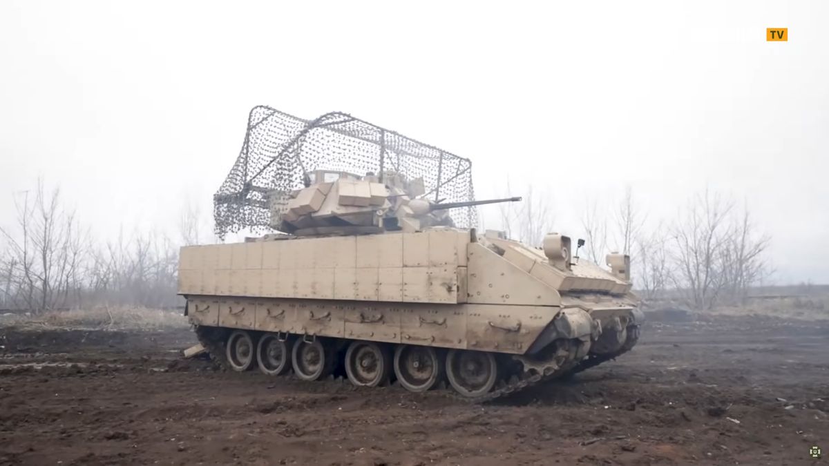 M2A2 Bradley należący do 100. Brygady Zmechanizowanej.