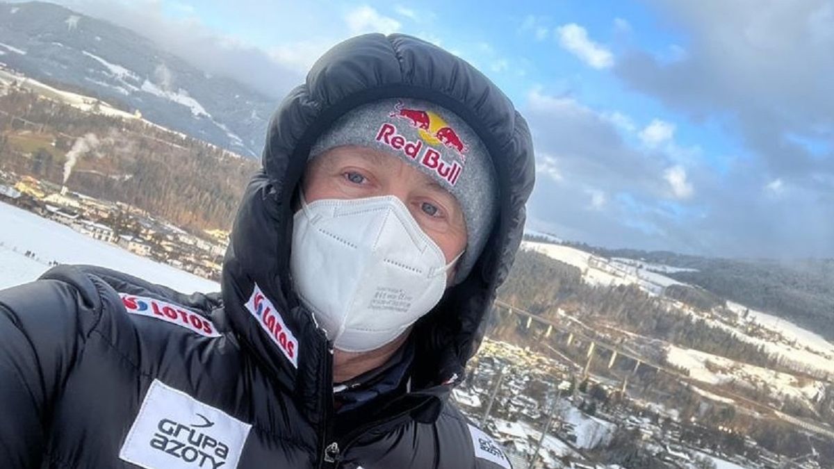 Adam Małysz na skoczni narciarskiej