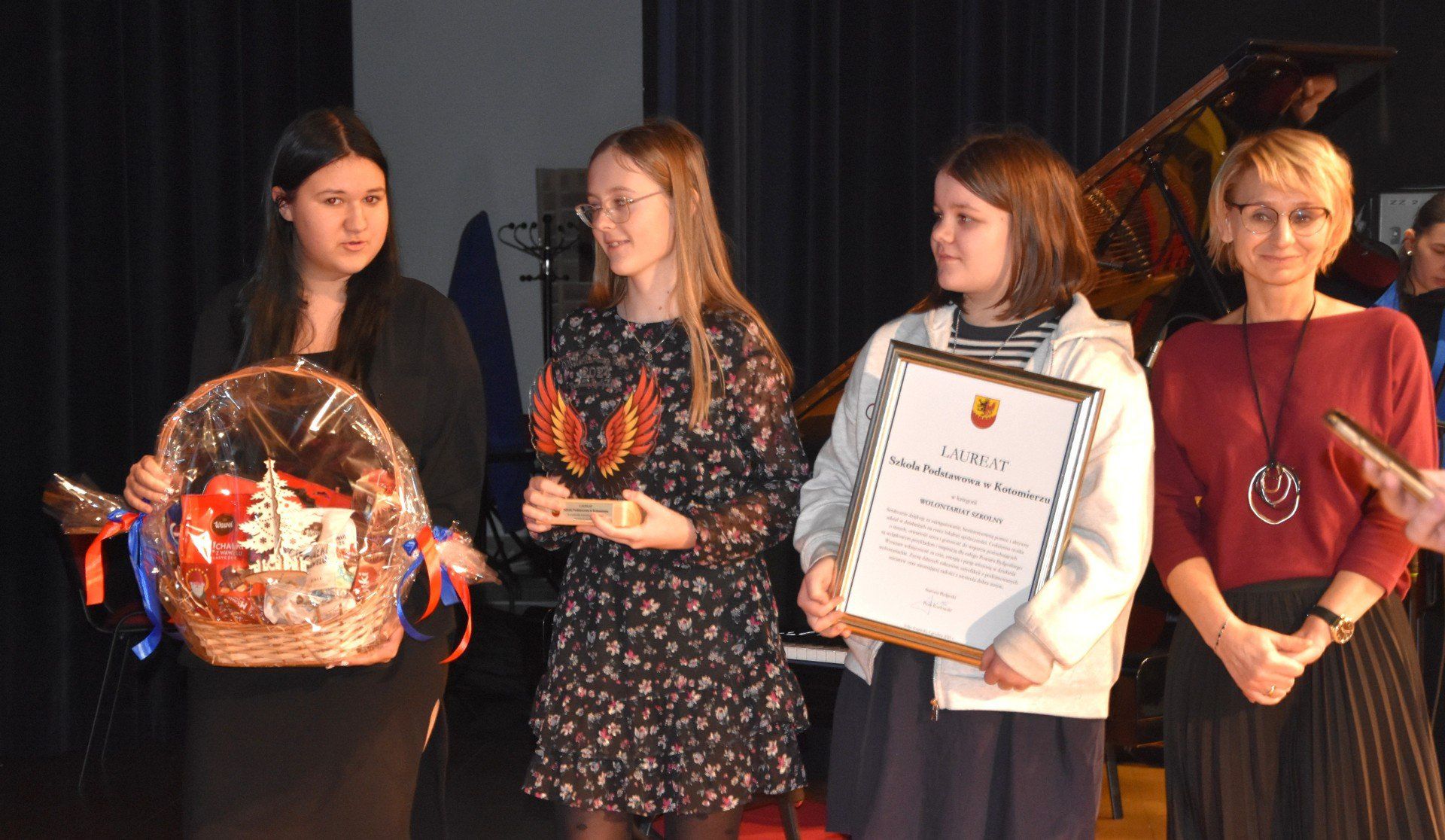 Kategorię: wolontariat szkolny wygrała SP w Kotomierzu. Uczniowie tej szkoły odebrali w Solcu gratulacje i tytuł &#34;Wolontariusz Roku Powiatu Bydgoskiego&#34;