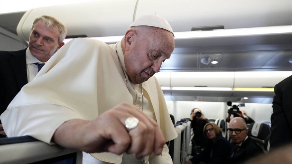 Pope Francis begins his Apostolic Journey to Southeast Asia
epa11580736 Pope Francis (2-L), flanked by his spokesperson Matteo Bruni (L), aboard the flight bound for Jakarta, the first stop of his Apostolic Journey to Southeast Asia, 02 September 2024. Pope Francis is set to begin his 12-day visit to four countries in Asia and Oceania. During his 45th Apostolic Journey, the Pontiff will visit Indonesia, Papua New Guinea, East Timor and Singapore until 13 September 2024. The Pope will clock 32,814 kilometers (20,390 miles) by air during his 02-13 September visit to Indonesia, Papua New Guinea, East Timor and Singapore, far surpassing any of his previous 44 foreign trips and notching one of the longest papal trips ever, both in terms of days on the road and distances traveled.  EPA/GREGORIO BORGIA / POOL 
Dostawca: PAP/EPA.
GREGORIO BORGIA / POOL