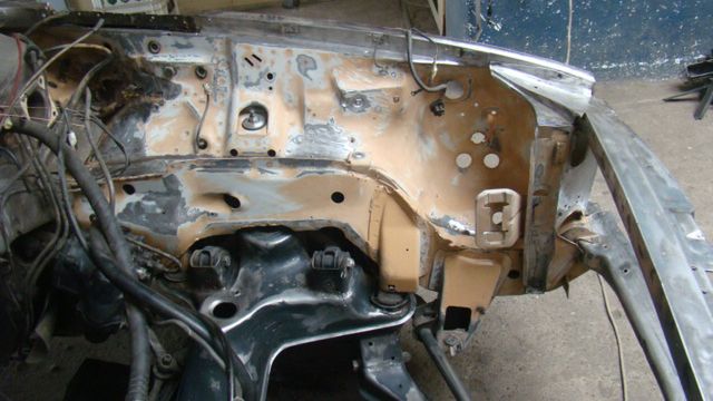 Mercedes 107 - komora silnika