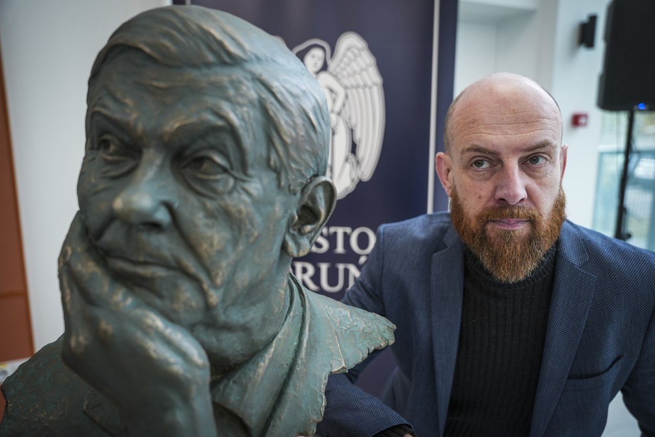 Toruń: "Pan Cogito" na zielono. Jego popiersie trafi na pomnik