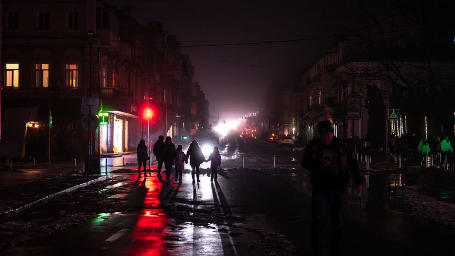 Kijów, Ukraina, 10.12.2022. Pogrążone w ciemnościach ulice w Kijowie, 10 bm. Dostawy prądu zostały odłączone po masowym rosyjskim ataku rakietowym na ukraińską infrastrukturę energetyczną. Trwa inwazja Rosji na Ukrainę. (aldg) PAP/Viacheslav Ratynskyi