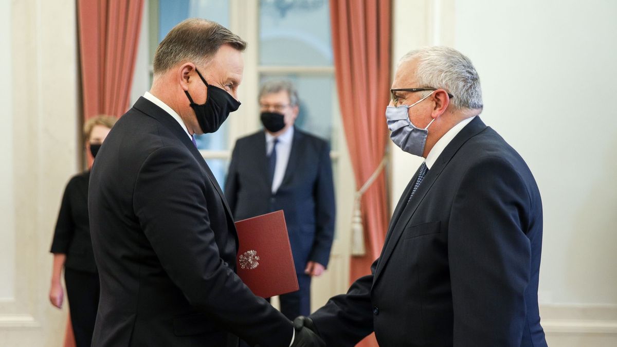 Prezydent Andrzej Duda w poniedziałek wręczył akty powołania nowym członkom zarządu NBP
