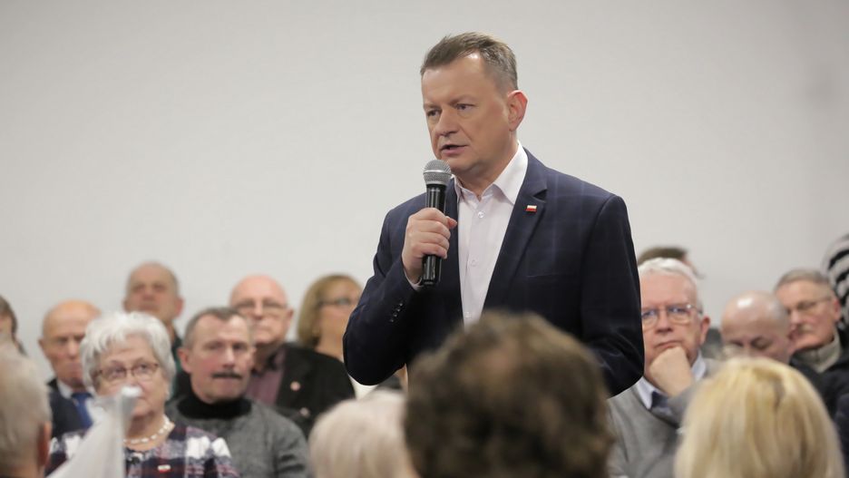 Olsztyn, 27.01.2024. Poseł PiS Mariusz Błaszczak (C) podczas spotkania z mieszkańcami w ramach akcji "Bądźmy Razem" w Olsztynie, 27 bm. (sko) PAP/Tomasz Waszczuk