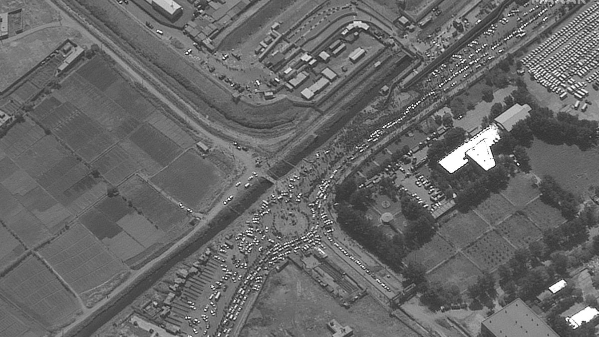 Mnóstwo osób na lotnisku w Kabulu 