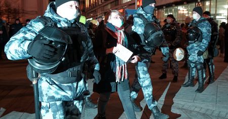 "Co myśmy zrobili?". Rosjanie opuszczają kraj Putina