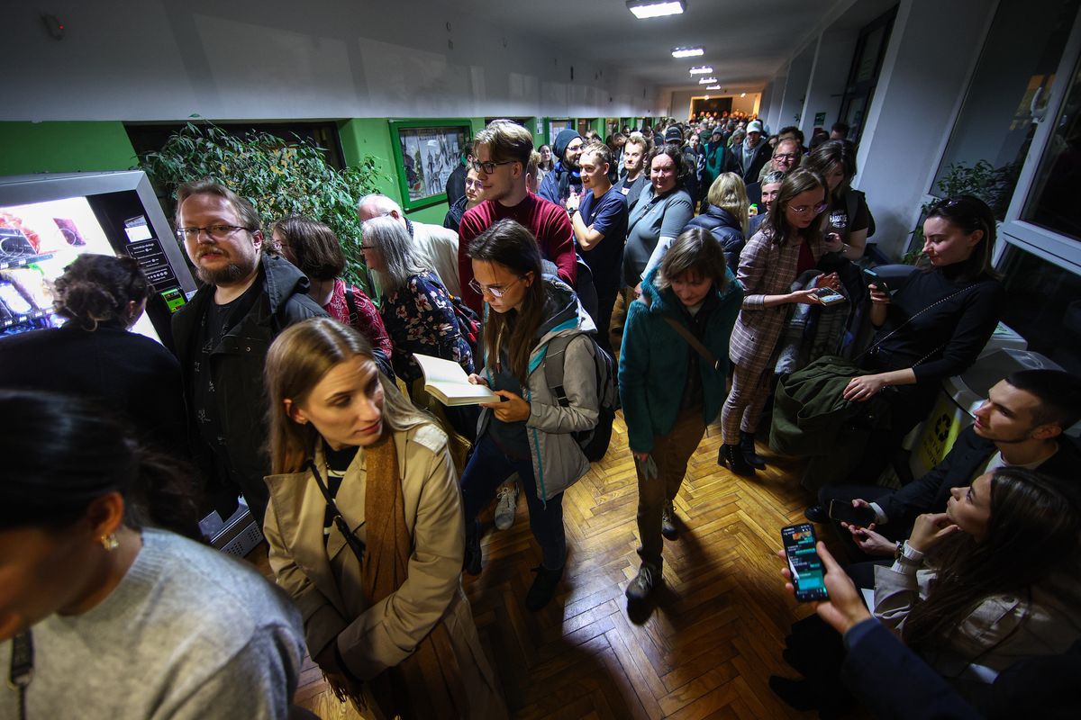 Kraków, kolejka głosujących młodych ludzi