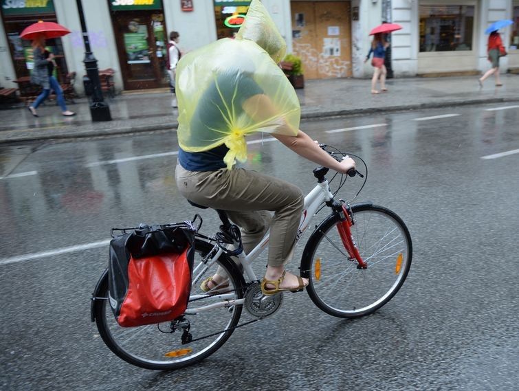 Nawałnica w Warszawie. Zalane ulice, brak prądu, ogromne utrudnienia