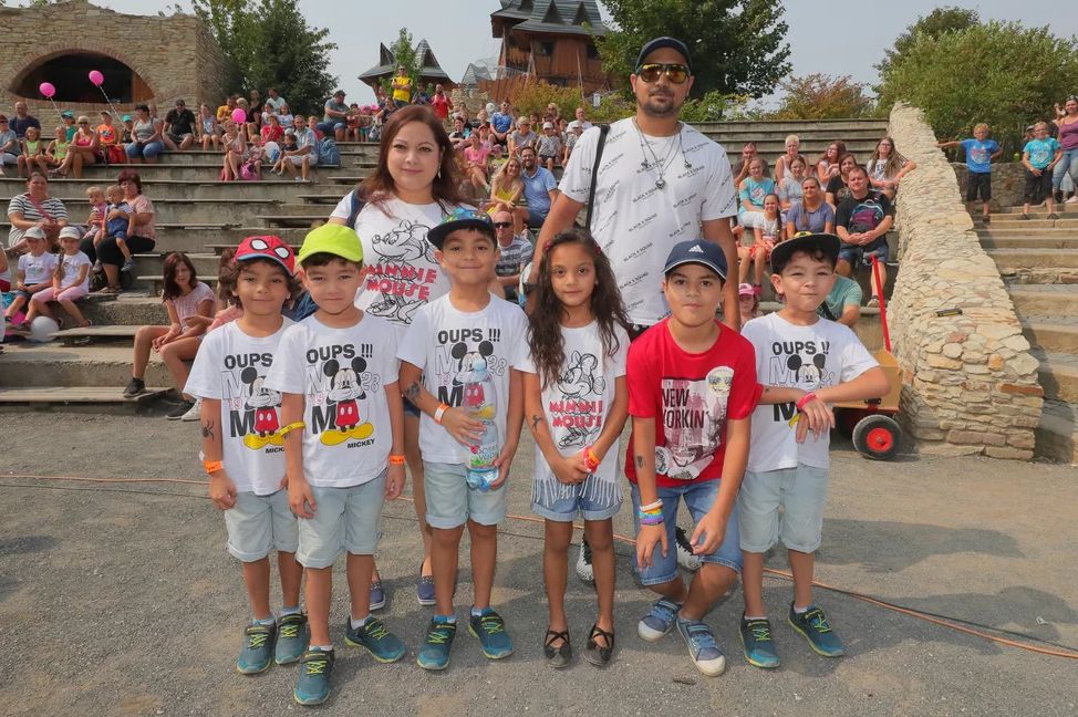 Dumni rodzice wraz z pięcioraczkami i ich starszym bratem