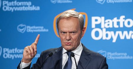 Sprawa respiratorów umorzona. Tusk: "Plucie ludziom w twarz"