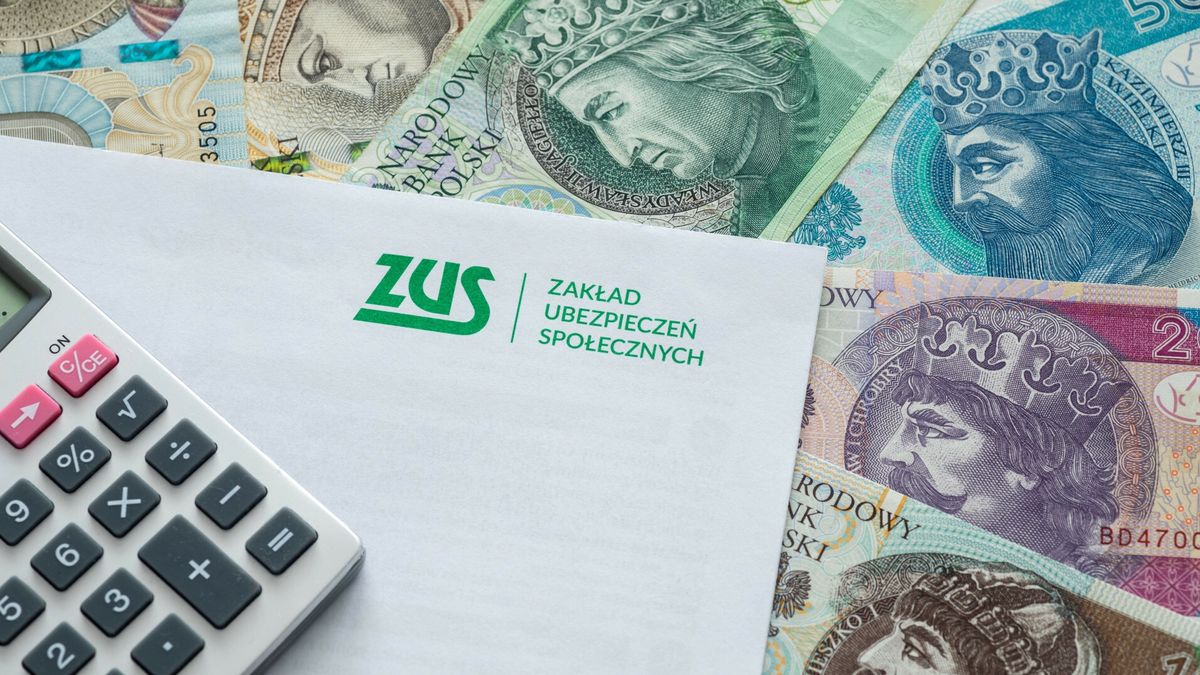 Stock Arkadiusz Zi�?ekFot. Arkadiusz Ziolek/East News.n/z Napis ZUS i fragmenty polskich banknotow.ARKADIUSZ ZIOLEK