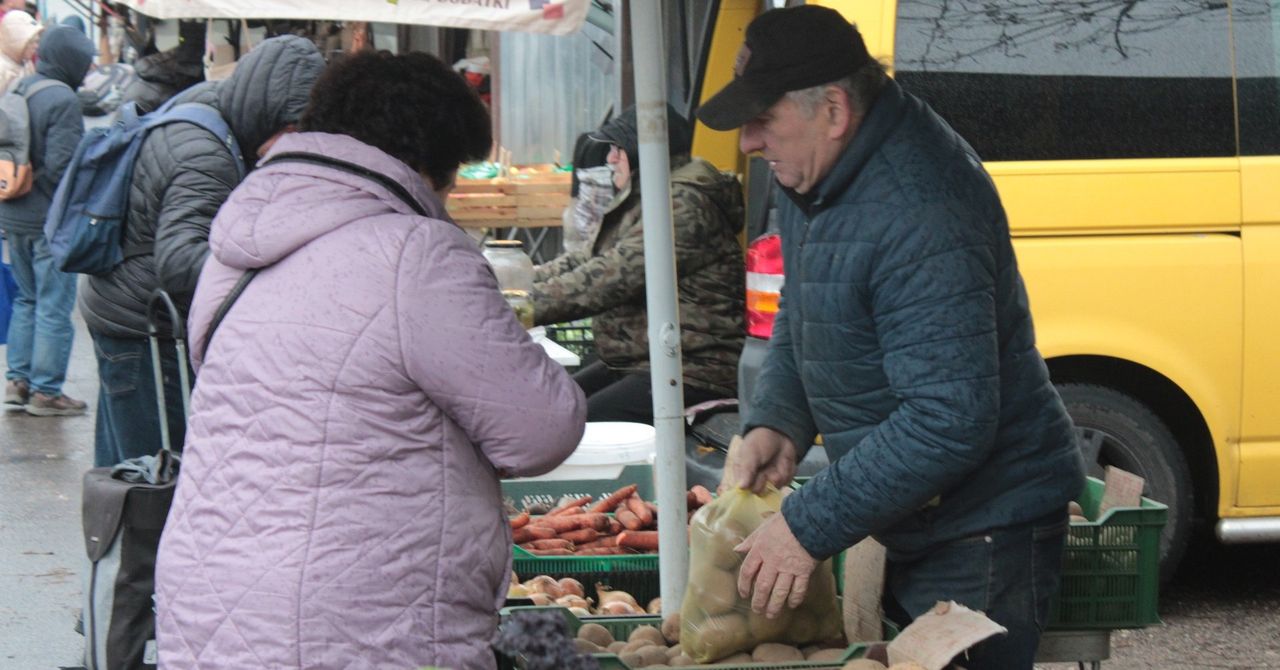 Koszalin: Pochmurny wtorek na targowisku. Zobaczcie, co słychać na stoiskach