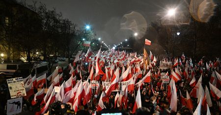 "Ocenią państwo sami". Tak przedstawili w TVN demonstrację PiS