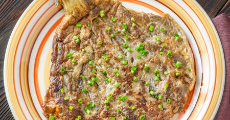 Rozpłaszczam przysmak z ogródka i smażę omlet. O niebo lepszy niż inne placki z patelni
