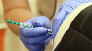 Eksperci obalają popularny mit. Szczepienia w ciąży chronią nie tylko matkę