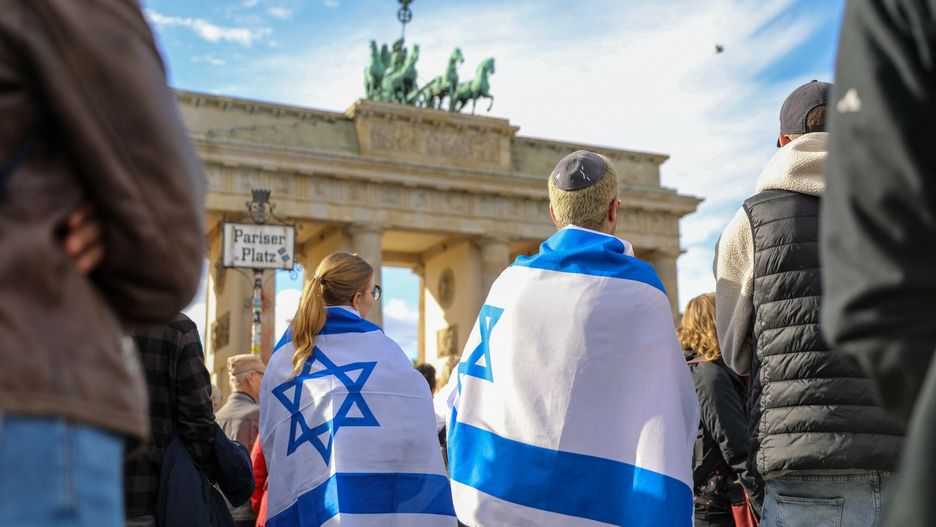 Ludzie zbierają się, aby protestować przeciwko operacji Powódź w Al-Aksa rozpoczętej przez Brygady Izz ad-Din al-Kassam,