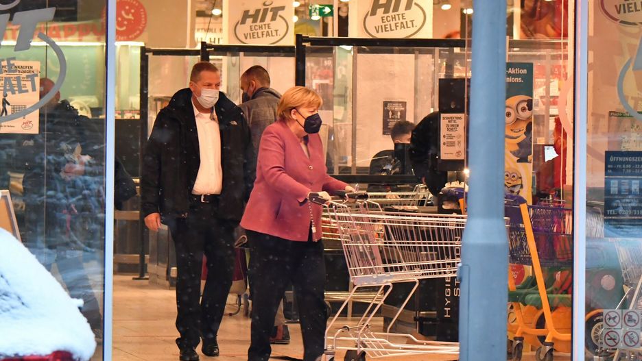 Angela Merkel na zakupachEXCLUSIVE: Angela Merkel goes shopping at her favorite groceries store Ullrich on her first day off the job a chancellor of Germany.    Pictured: Angela Merkel      World Rights, No Austria Rights, No Germany Rights, No Switzerland RightsSplashNews.com