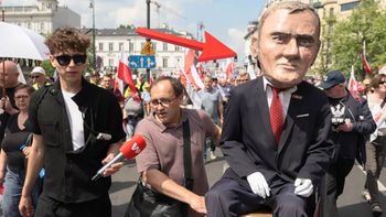 Sceny w Warszawie. Przyszedł z kukłą Tuska. "Premier na sprzedaż"