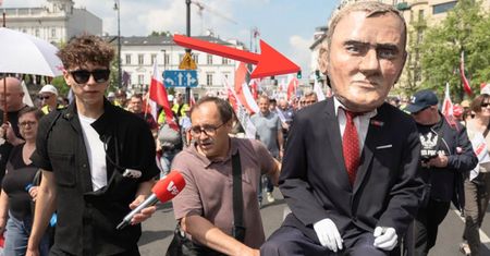 Sceny w Warszawie. Przyszedł z kukłą Tuska. "Premier na sprzedaż"