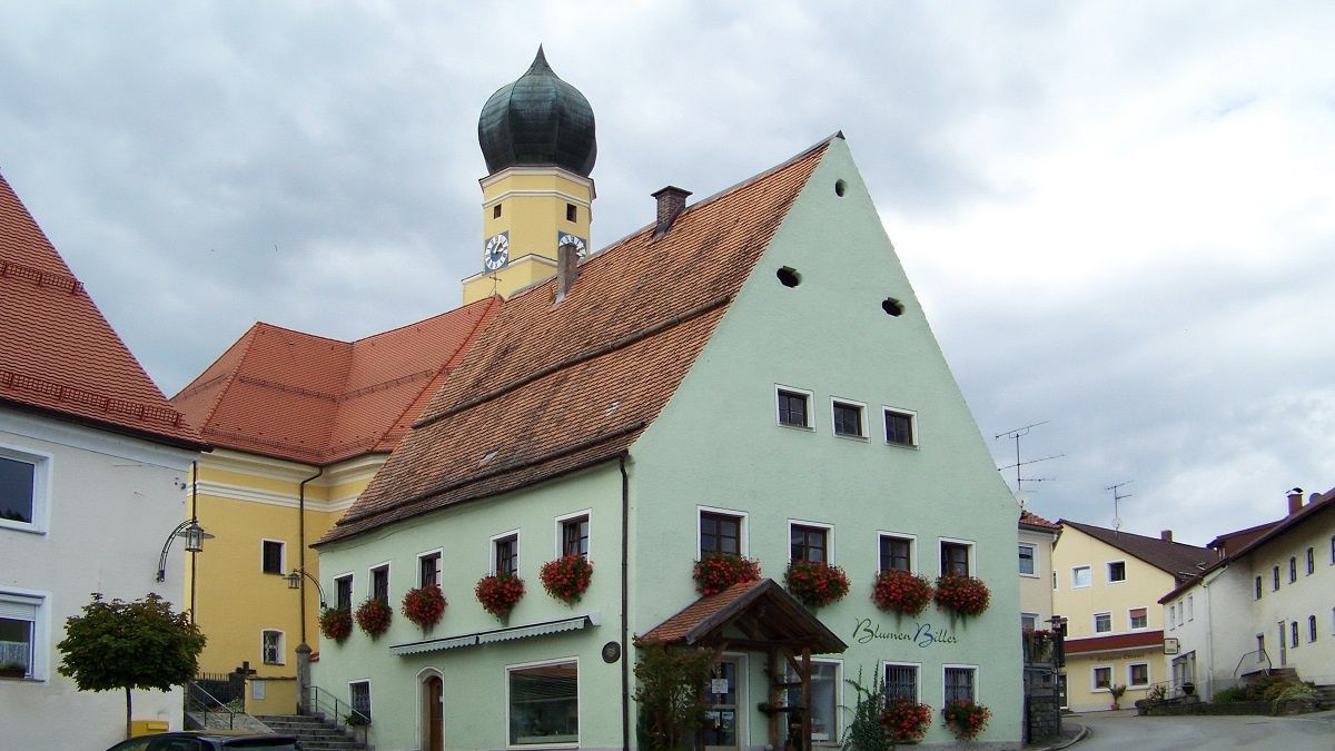 Wieś Schwarzwach w Bawarii.