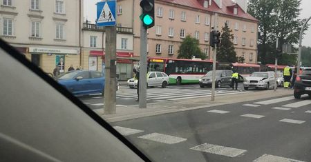 Ogromne korki na al. Tysiąclecia po zderzeniu dwóch aut w rejonie Zamku