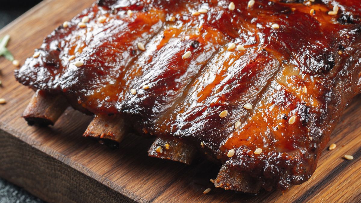 Żeberka w sosie z popularnego napoju. Smakują każdemu